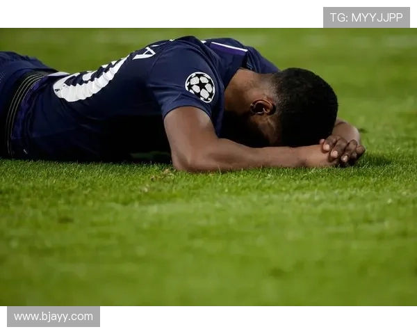 足球明星在逆境中的绝望瞬间集锦与情感表达